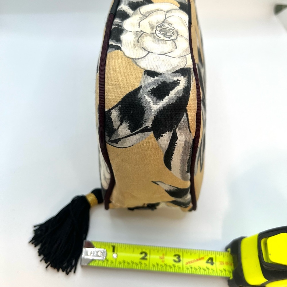 CHANEL Retro Camellia Makeup Gift-With-Purchase Bag With Tassel - Picture 8 of 14